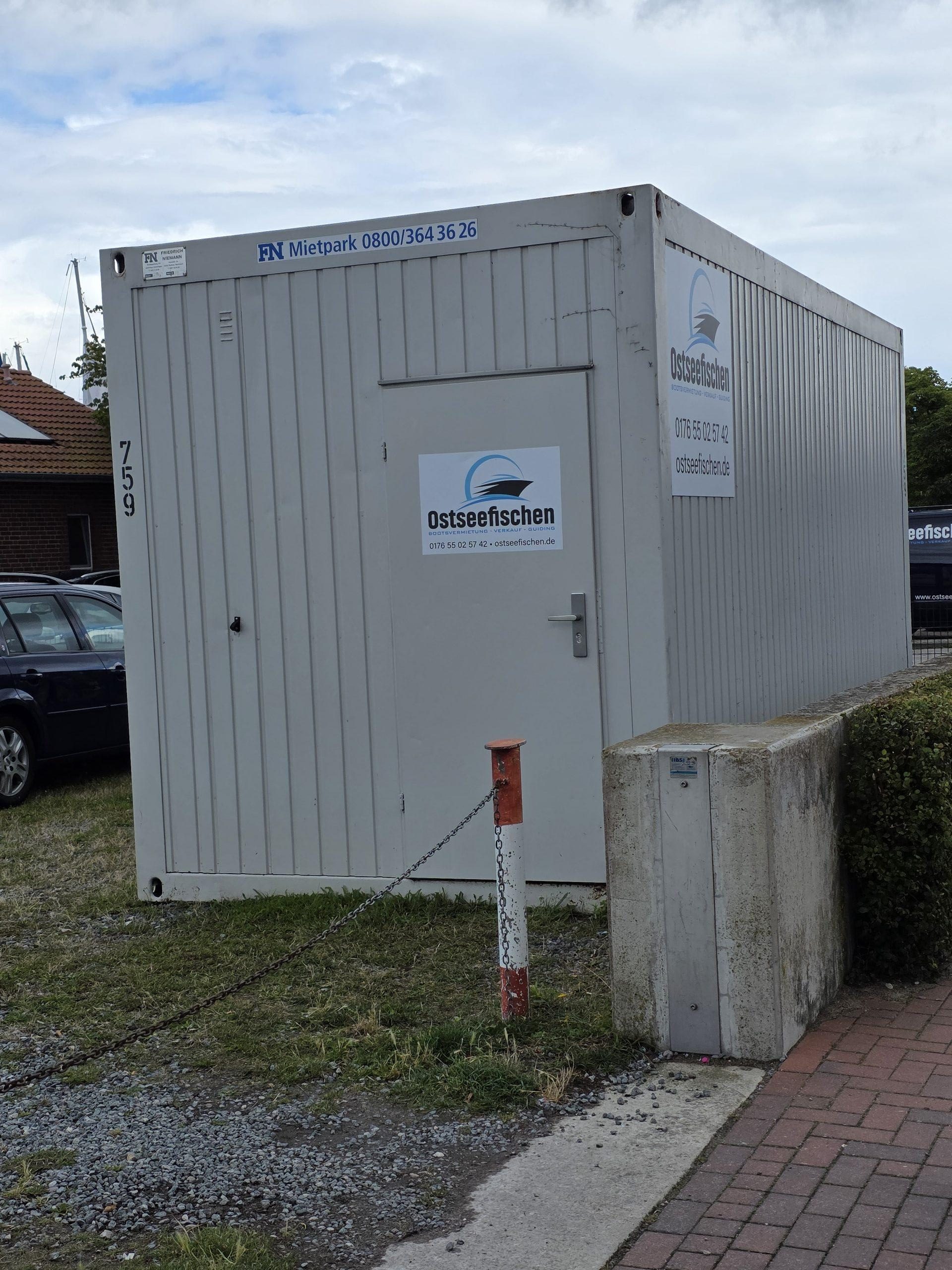 Eingang zum Bürocontainer Ostseefischen